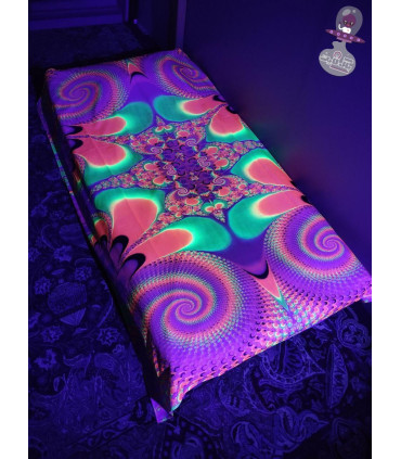 بک دراپ بلک لایت|بلک لایتبک دراپ بلک لایتاز بک دراپ های بلک لایت می توانید به عنوان پرده، روتختی، رو مبلی، دیوار کوب یا حتی روی سقف استفاده کنید و از زیبایی آن در تاریکی مقابل نورهای بلک لایت لذت ببرید. این محصول بسیار زیبا می تواند به منزل؛ محل کار و محیط هایی ماننده کافه و گیم نت، لیزرتگ، استخر، باشگاه و... زیبایی بسیار درخشانی ایجاد کند. جنس پارچه: مخمل سایز: 150 در 200 سانتیمتر قابل شستشو با دست و ماشین